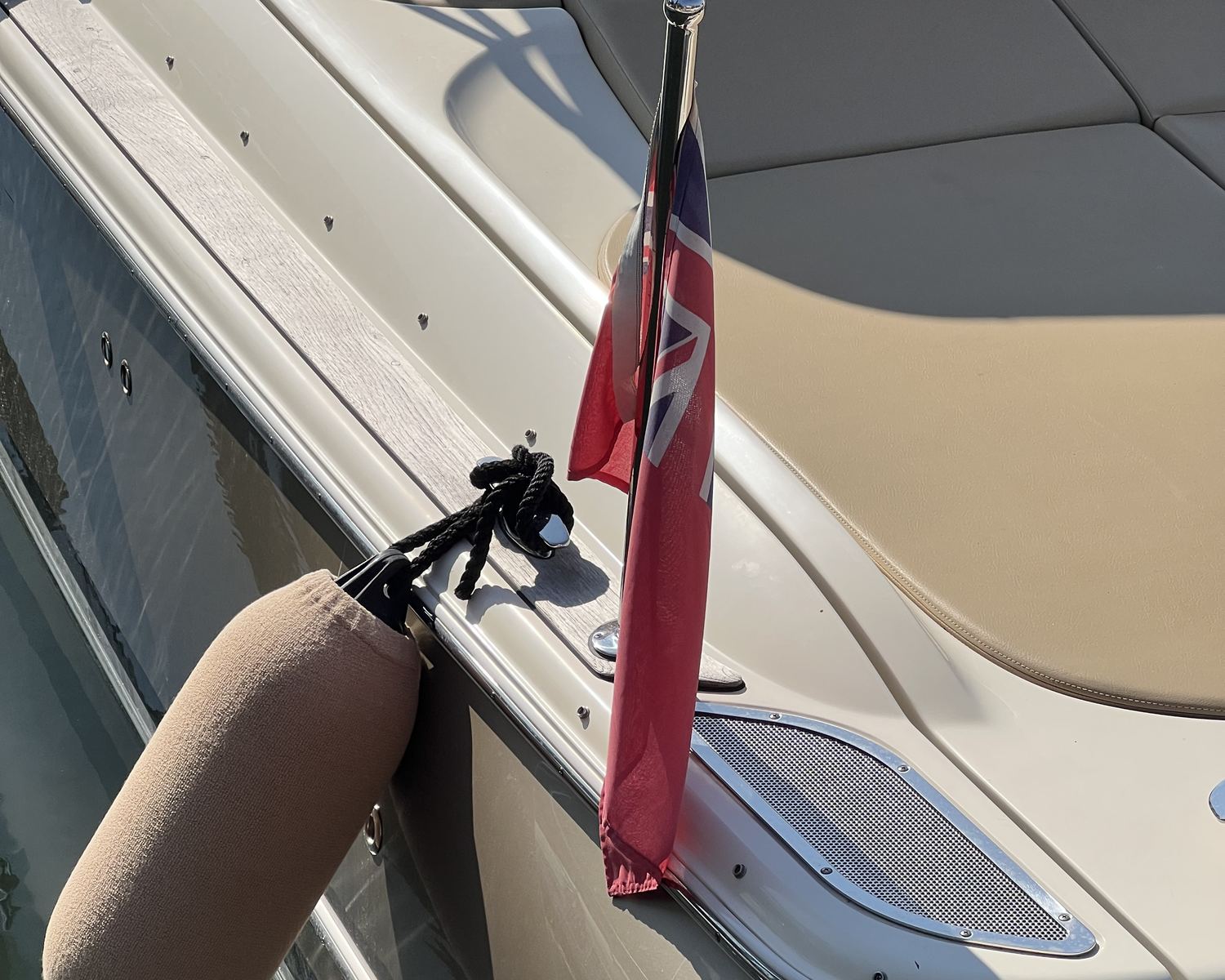 Pavillon et pare-battage — l'élégance du yachting